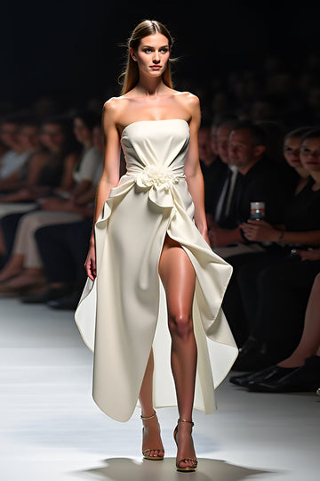 Robe de gala froncée sans bretelles blanche avec fleur 3D